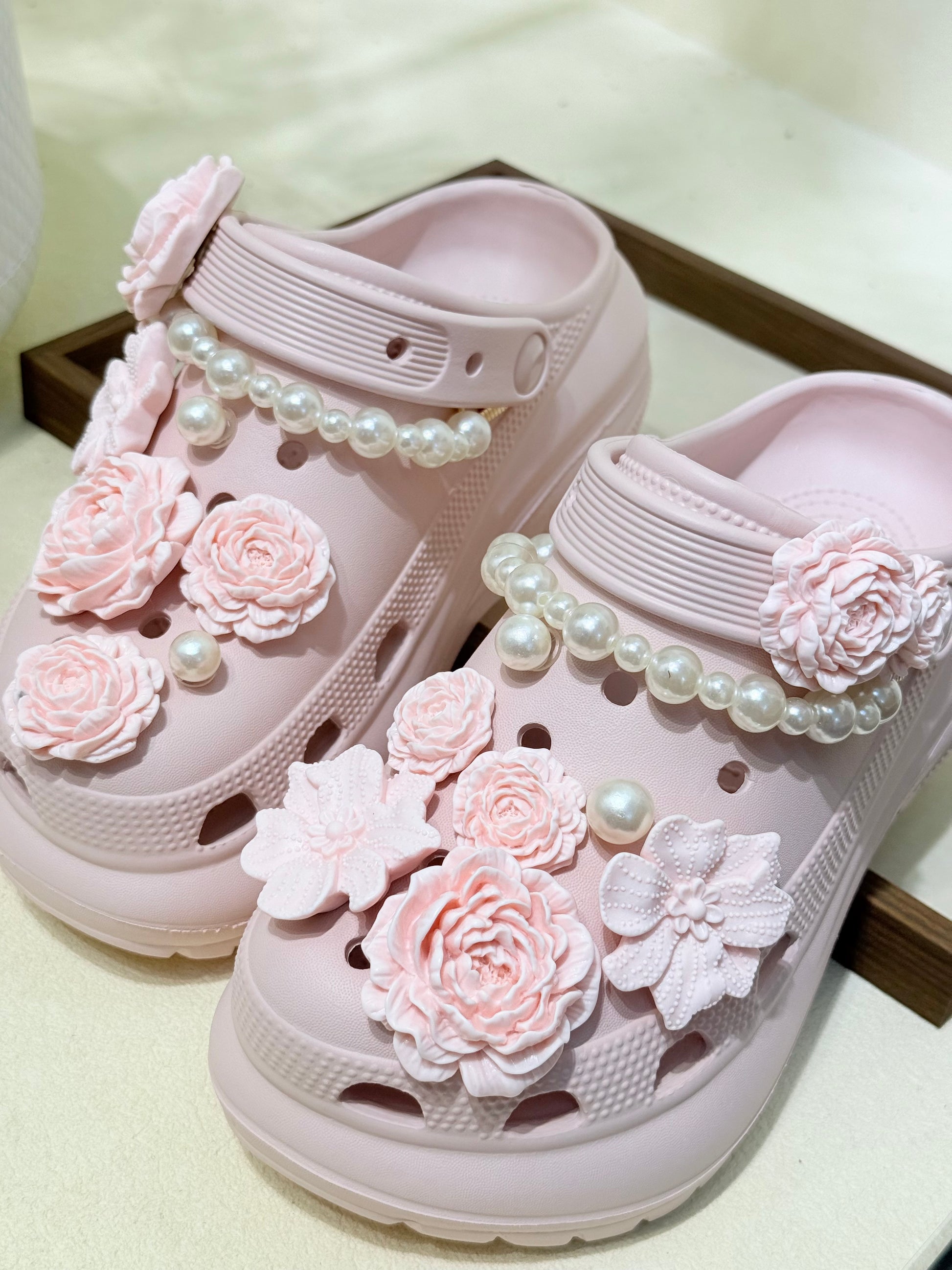 Glow-in-the-Dark Flower Shoe Charms – Make Your Shoes Shine Day & Night! Cute Acrylic Decor for Parties, Gifts & Wristbands