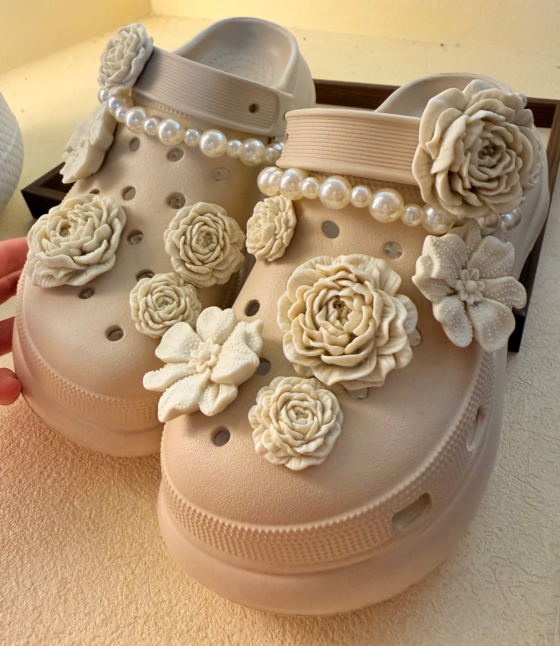 Glow-in-the-Dark Flower Shoe Charms – Make Your Shoes Shine Day & Night! Cute Acrylic Decor for Parties, Gifts & Wristbands