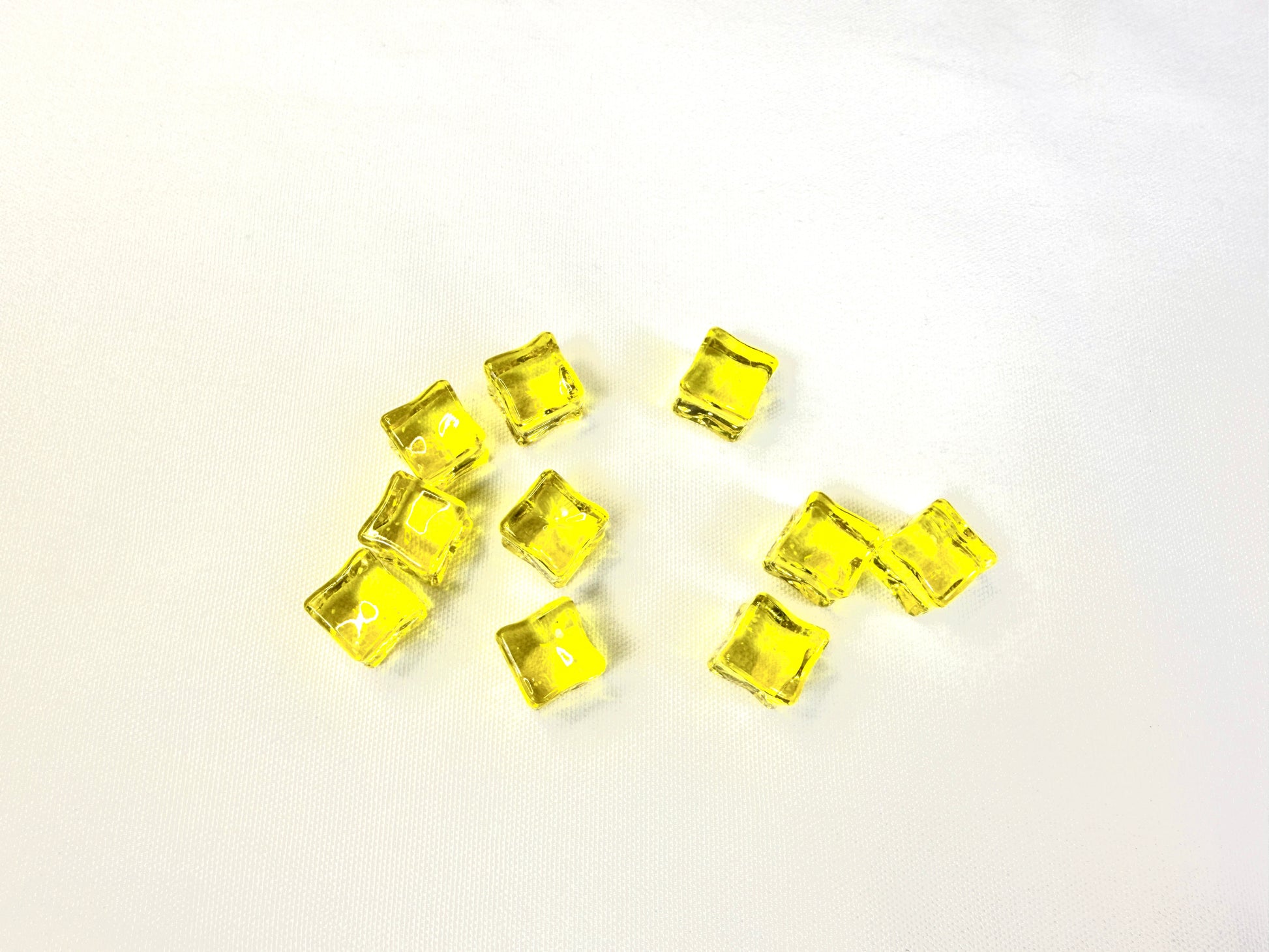 Glowing Resin Fake Ice Cubes - Gold Color Acrylic Decorative Props for DIY Crafts, Vases, & Home Decor - Realistic & Reusable 20pcs - 18x18x18mm